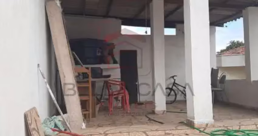 Casa  térrea  3 dormitórios  sala  ampla    2 banheiros   cozinha  quintal  6 vagas  de garagem