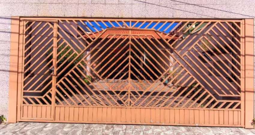 Sobrado a venda com quintal, 3 quartos e lavabo.