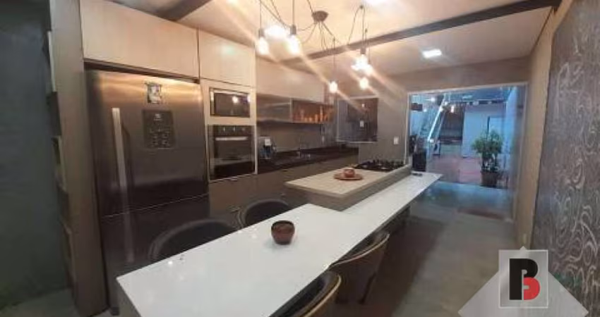 Casa à Venda  na Mooca. sobrado,com 172m²  sendo 3 dormitórios 1 suite com sacada