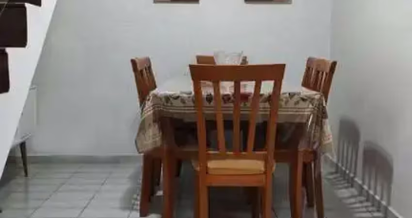 Sobrado de  três dormitórios,  água rasa, duas vagas de garagem.