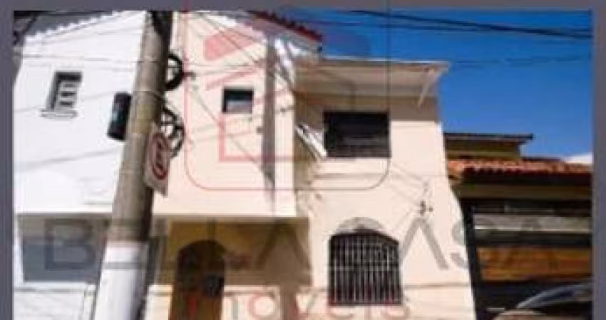 Sobrado com 2 dormitórios e 01 banheiro