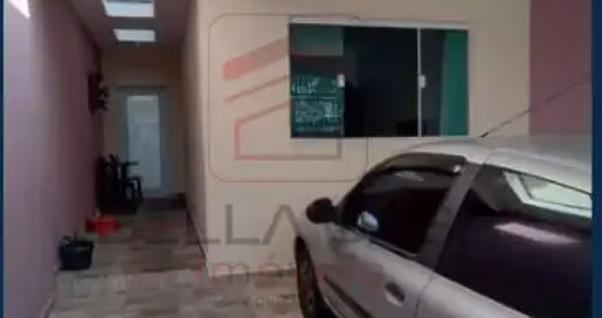 Sobrado com 130 m2, 3 dormitorios, 2 banheiros, garagem para 2 automo?veis com porta?o automa?tico.