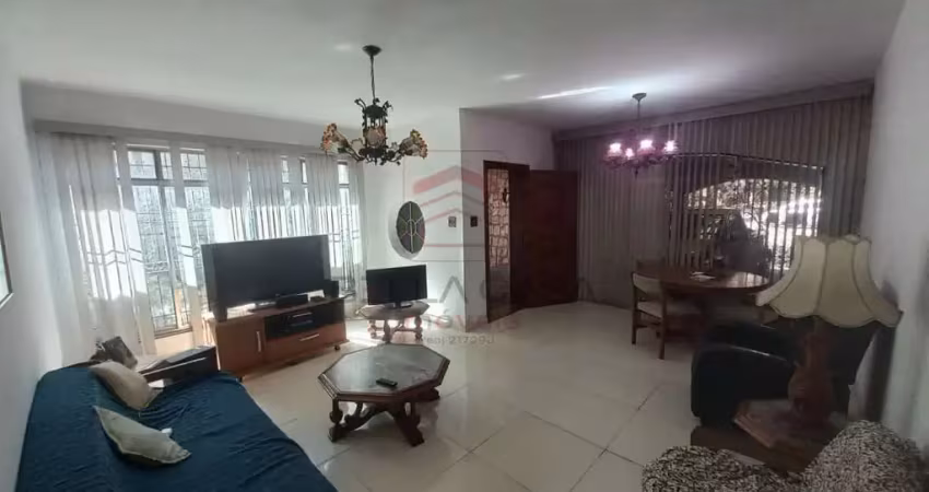 Casa terreá para locação em frente a uma praça bem tranquila e com vigia 24 horas