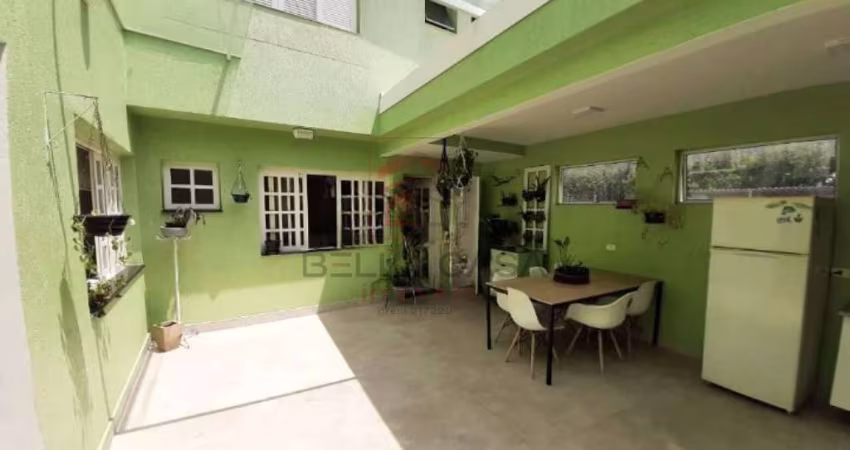 Casa na Mooca com 350m² de área construída, com 4 dormitórios sendo 1 suíte e 3 vagas de garagem