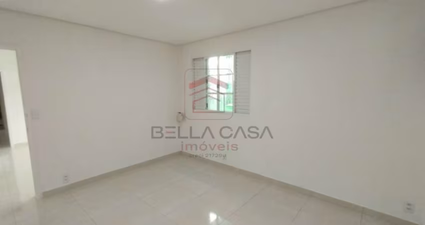 Casa térrea na Vila Santa Clara, 03 quartos sendo 01 suíte e uma vaga coberta e portão automático