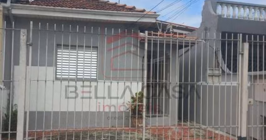 Casa térrea a venda no bairro da Mooca com 3 moradias e 2 vagas.