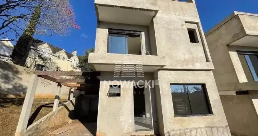 Sobrado em residencial fechado com 3 quartos e 2 vagas no seminário!