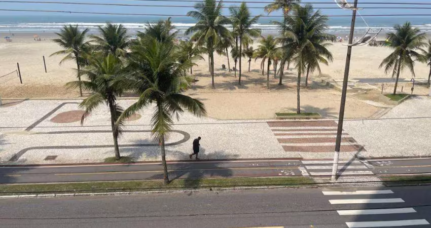 Lindo apartamento com 03 dormitórios, sacada com vista mar  e 02 vagas de garagem.