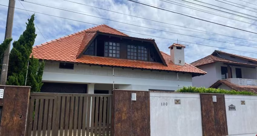 Lindo sobrado com 3 dormitórios e piscina no centro de Tramandaí