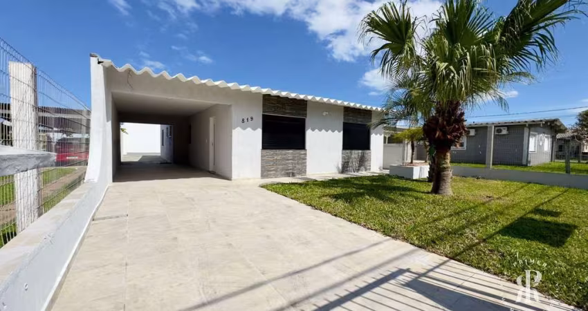 Casa Reformada com 3 Dormitórios e Amplo Pátio na Zona Nova