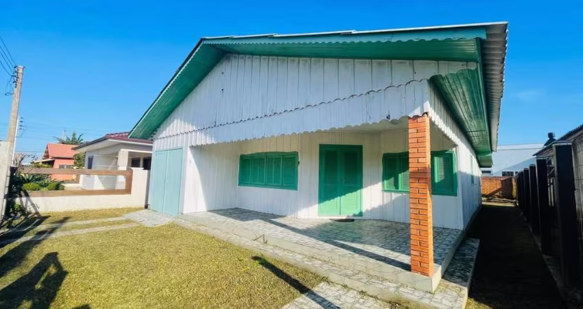 Excelente casa com 03 dormitórios no centro de Tramandaí