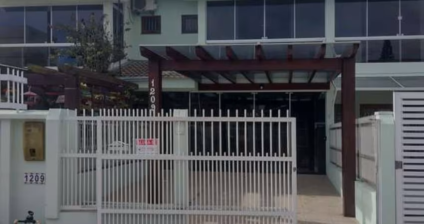 Excelente duplex a venda com 02 dormitórios no centro de Tramandaí