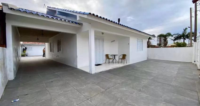 Casa térrea 3 dormitórios próximo ao supermercado nacional em tramandaí/rs.