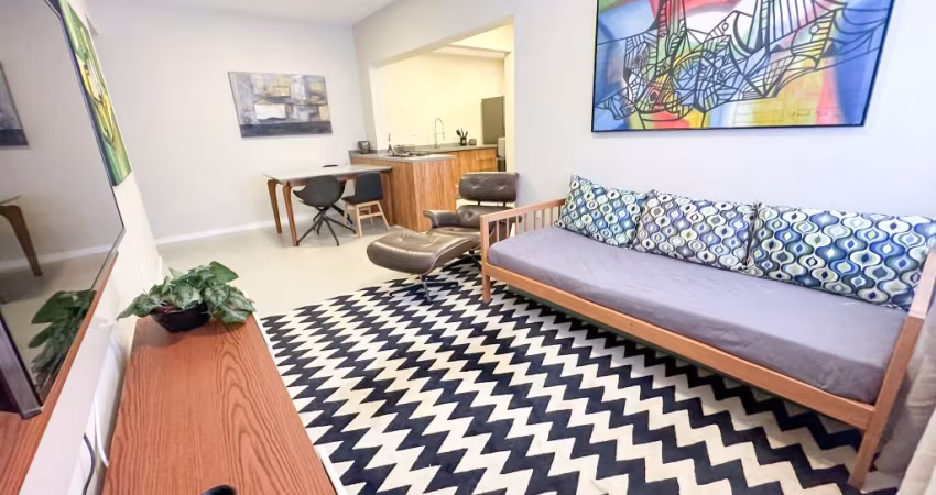 Apartamento reformado localizado na Av. Hercilio Luz. Lugar privilegiado.