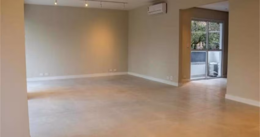Apto a venda com 3 suites, Moema! Totalmente reformado!