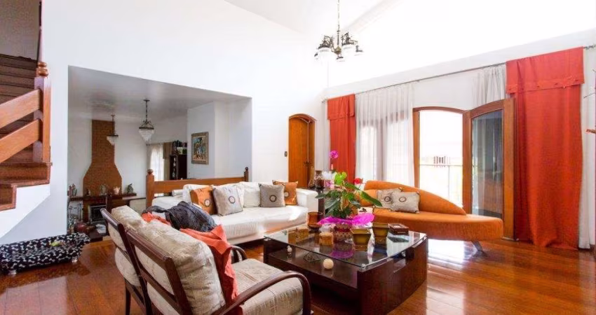 Casa de Vila à venda no Brooklin de 380m² com 6 dormitórios e 4 vagas.