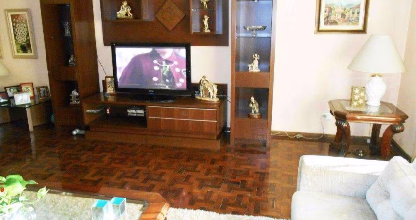 Casa  com 270m², 4 quartos  e 2 vagas