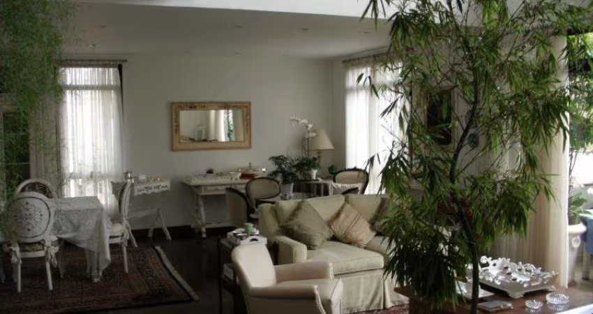 Lindo apartamento com pé direito duplo na sala e vista eterna para o verde do portal do Morumbi!