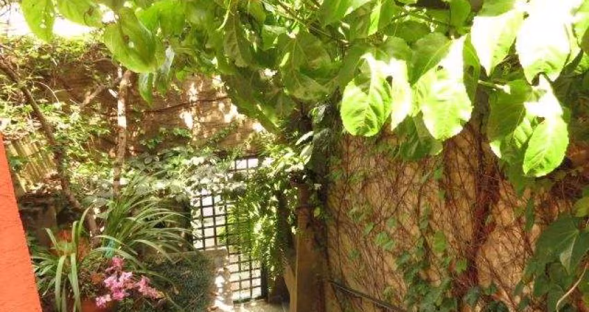 Casa de 270m² na Vila Mariana com 3 Dorms, 4 Banheiros, 2 Vagas e Quintal - Próxima ao Metrô