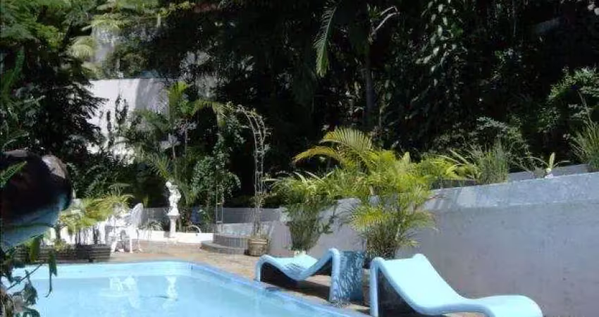 Sobrado no Pacaembu. Casa com vista para praça Charles Muller.