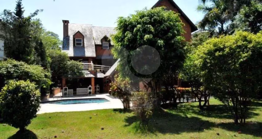 Espaçosa, com linda vista e amplo jardim , 1000 m² de terreno e 1000 m² de construção .