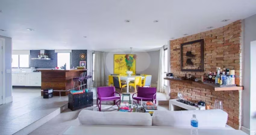 Apartamento reformado à venda em moema – condomínio castelo di blois