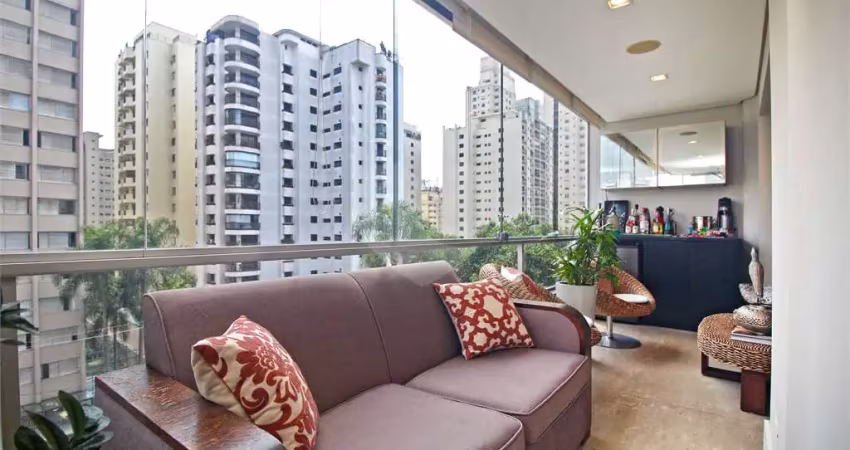 Reformado, 210m² de área útil, 4 dormitórios, sendo 3 suítes e 4 vagas de garagem!