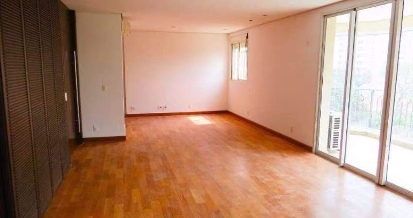 Apartamento amplo, prédio com quadra de tenis