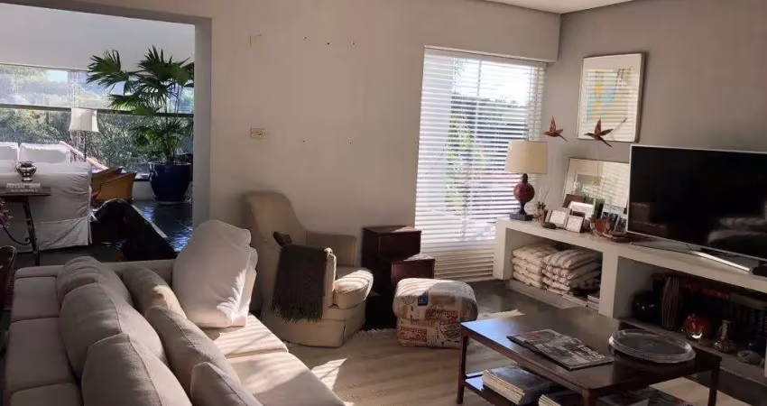 Excelente casa com 4 suítes próxima ao palácio do governo.