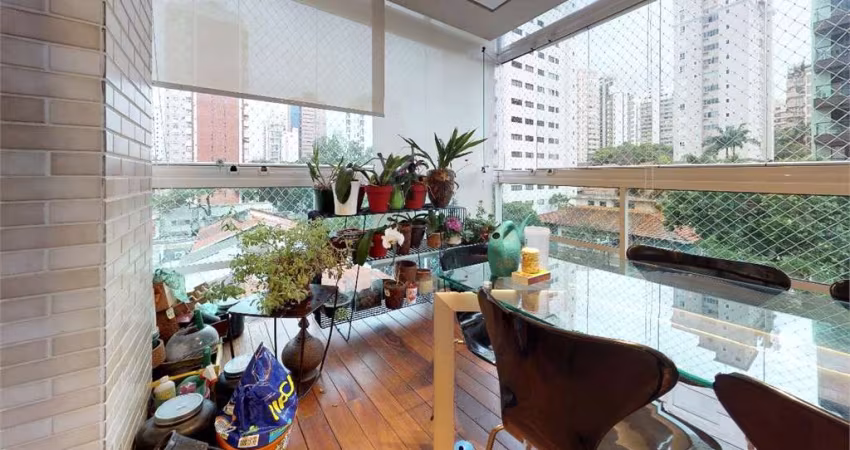 Apartamento seminovo a venda em Moema com 4 quartos