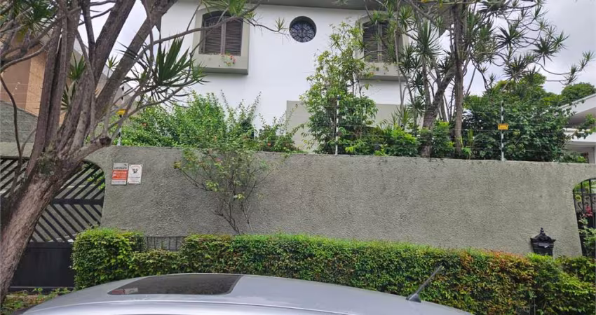 Casa estilo colonial em perfeitas estado de conservação piso quente com tábuas corridas.