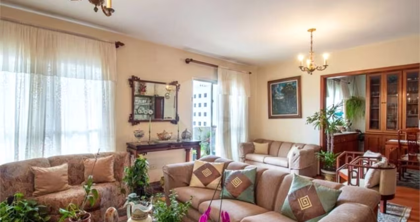 Apartamento de 180 m² no Campo Belo, 4 dormitórios, sendo 1 suíte com varanda em rua arborizada!