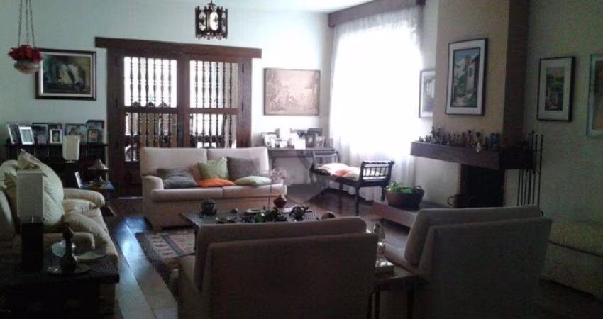 Casa à venda de 500 m² no Morumbi de 5 quartos sendo 2 suites e 6 vagas.