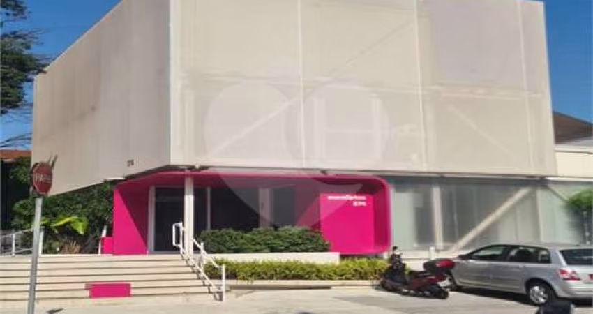 Imóvel comercial em boa localização, cerca de 400 m² do Shopping Ibirapuera e próximo das estações.