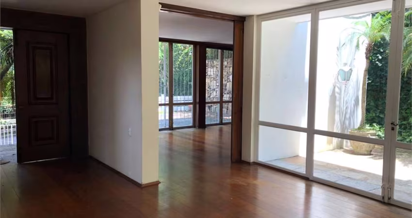 AMPLA CASA NO PACAEMBU COM SEIS VAGAS