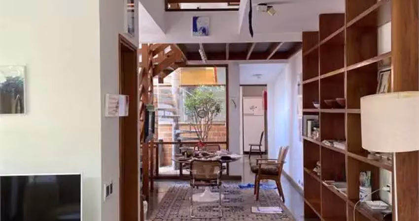 Moderna, reformada, em rua tranquila e arborizada, no coração do jardim paulistano