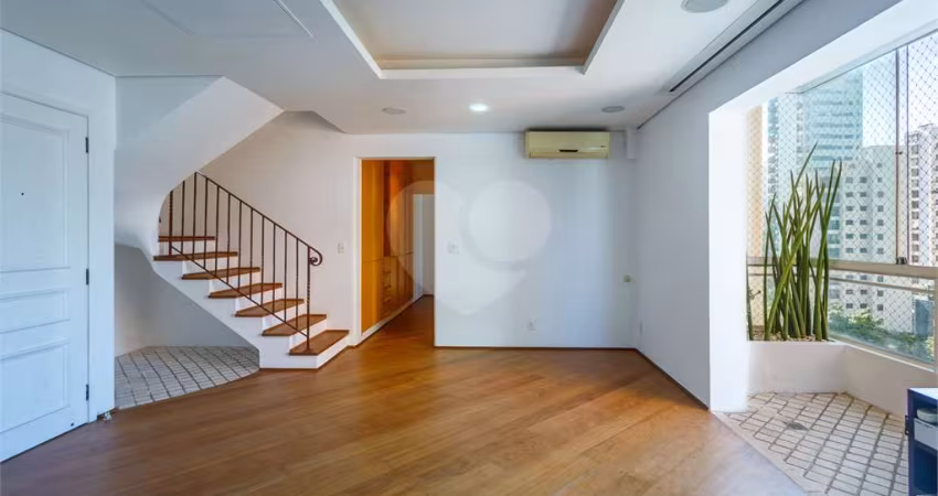 Cobertura reformada a venda em Moema, com 250 m2, 3 quartos (1 suíte), piscina privativa e 2 vagas