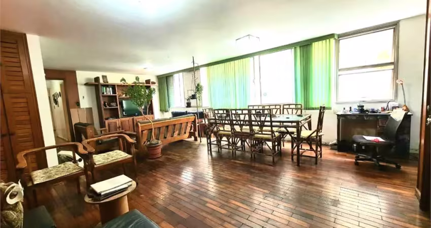 Apartamento com 3 dormitórios, 1 suíte, 3 banheiros, living, 2 vagas
