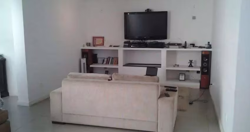Casa   próximo    ao    clube pinheiros, clube hebraico e shopping iguatemi!!