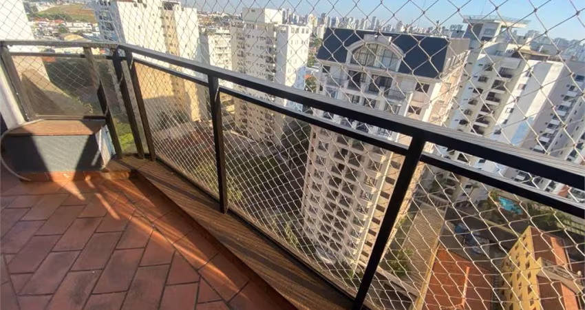 Cobertura reformada a venda em Moema, com 192 m2, 3 dormitórios (2 suítes), piscina, churrasqueira e 2 vagas