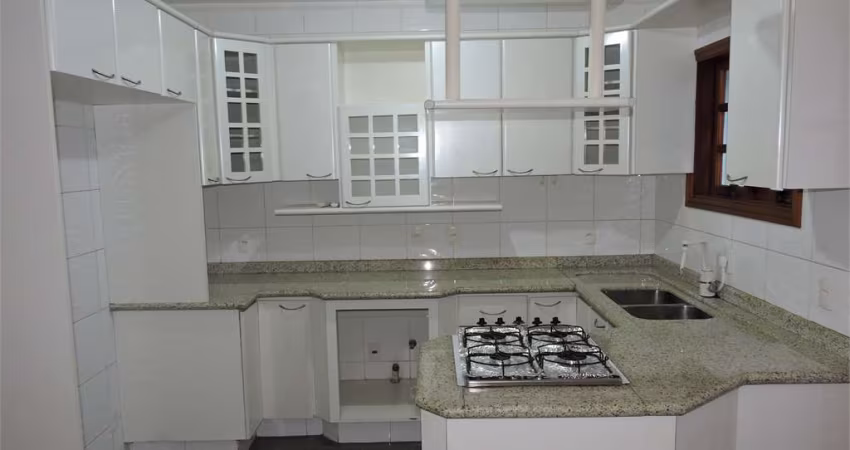 Excelente oportunidade, casa em rua tranquila, 3 dormitórios, garagem, pronto para morar