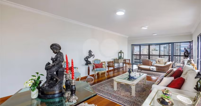 Apartamento de 190m² 4 dormitórios com varandas, 2 suítes, living, 3 vagas em andar alto em Perdizes
