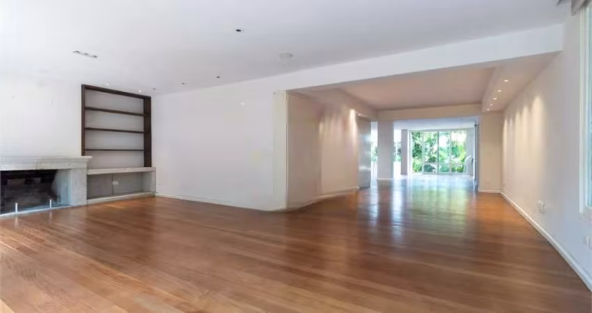 Casa com projeto charmoso, próxima ao Parque.