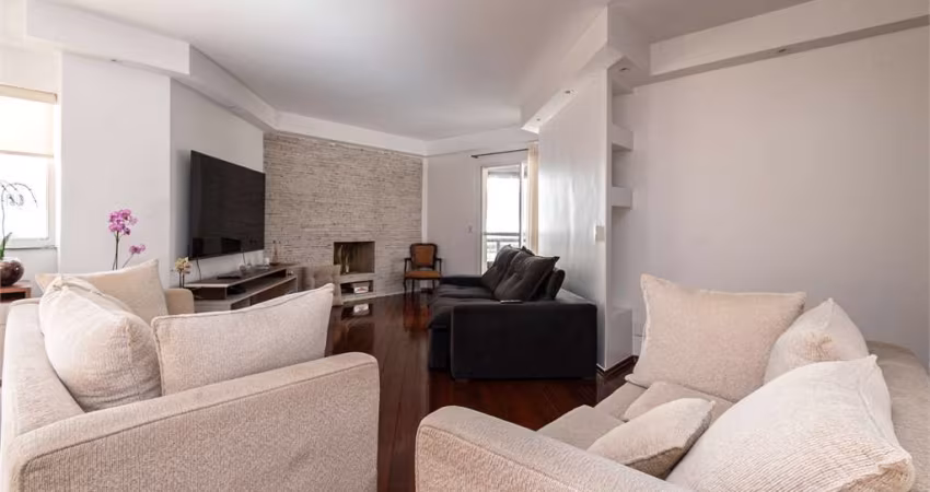 Apartamento à venda de 244 m² em Perdizes de 4 quartos sendo 2 suites e 4 vagas.