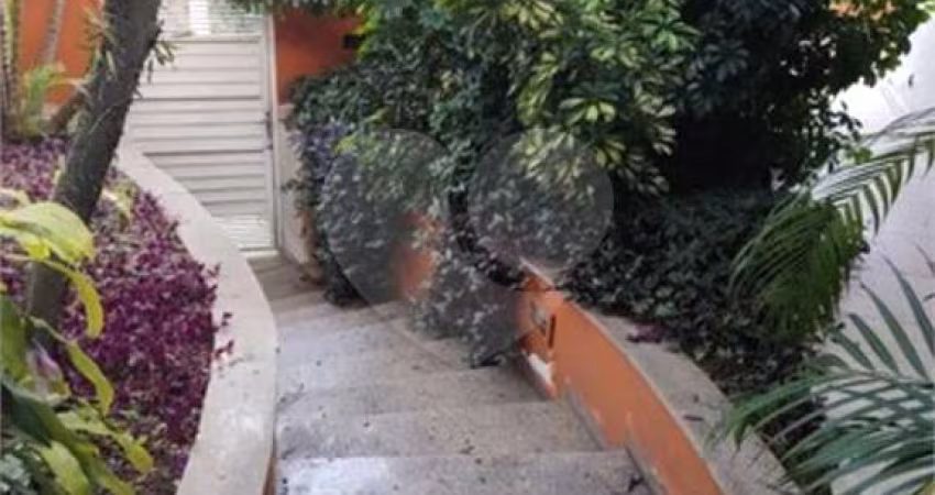 Casa na Vila Madalena para Reforma total. Piscina, churrasqueira, 4 dormitórios e 3 suítes!!