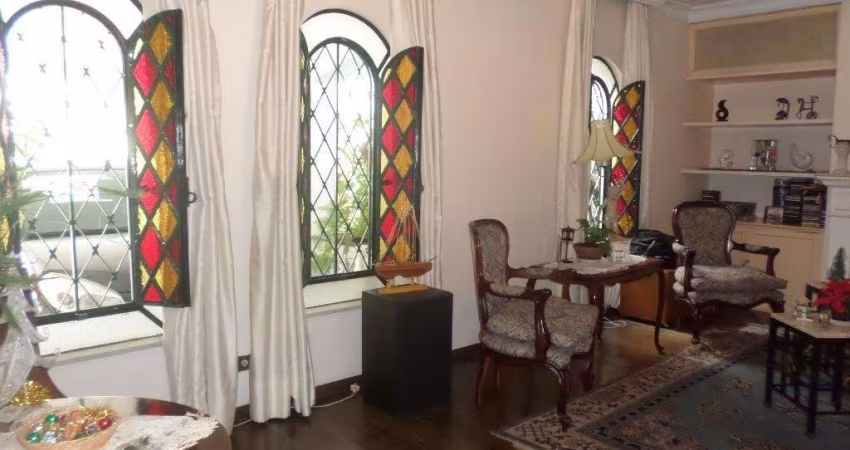 Sobrado estilo Neoclássico com 10 m² de frente e 27 m² de fundos