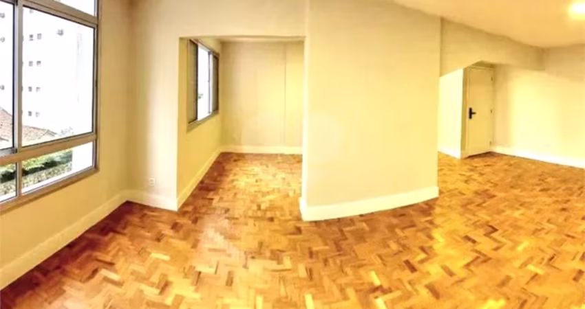 Apartamento Reformado e Modernizado, São 2 dormitórios, terceiro reversível. Lazer!