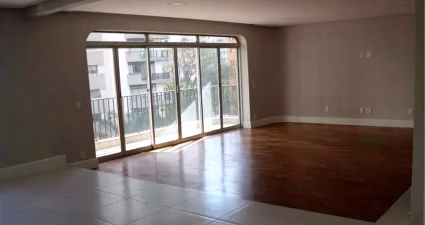 Lindo apartamento reformado em rua tranquila nos Jardins!