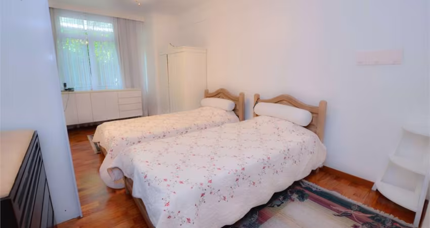 Vende-se Apto GARDEN c/ 3 dormitórios andar térreo na av. Paulista .