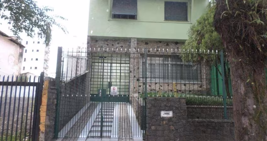 Sobrado bem localizado no miolo de Moema.